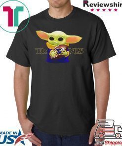 Baby Yoda hug Baltimore Ravens shirt