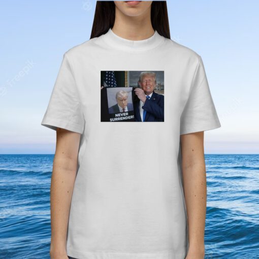 Trump 2024 Shows Off Trump Mugshot Never Surrender Womens T-Shirt