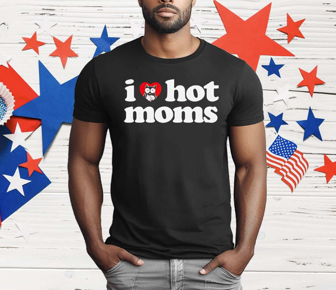I love hot moms X Hooters T-Shirt