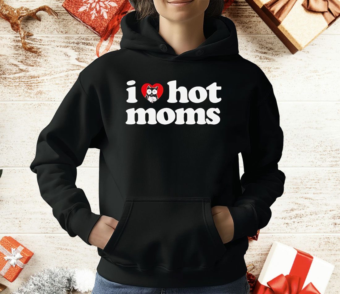 I love hot moms X Hooters T-Shirt