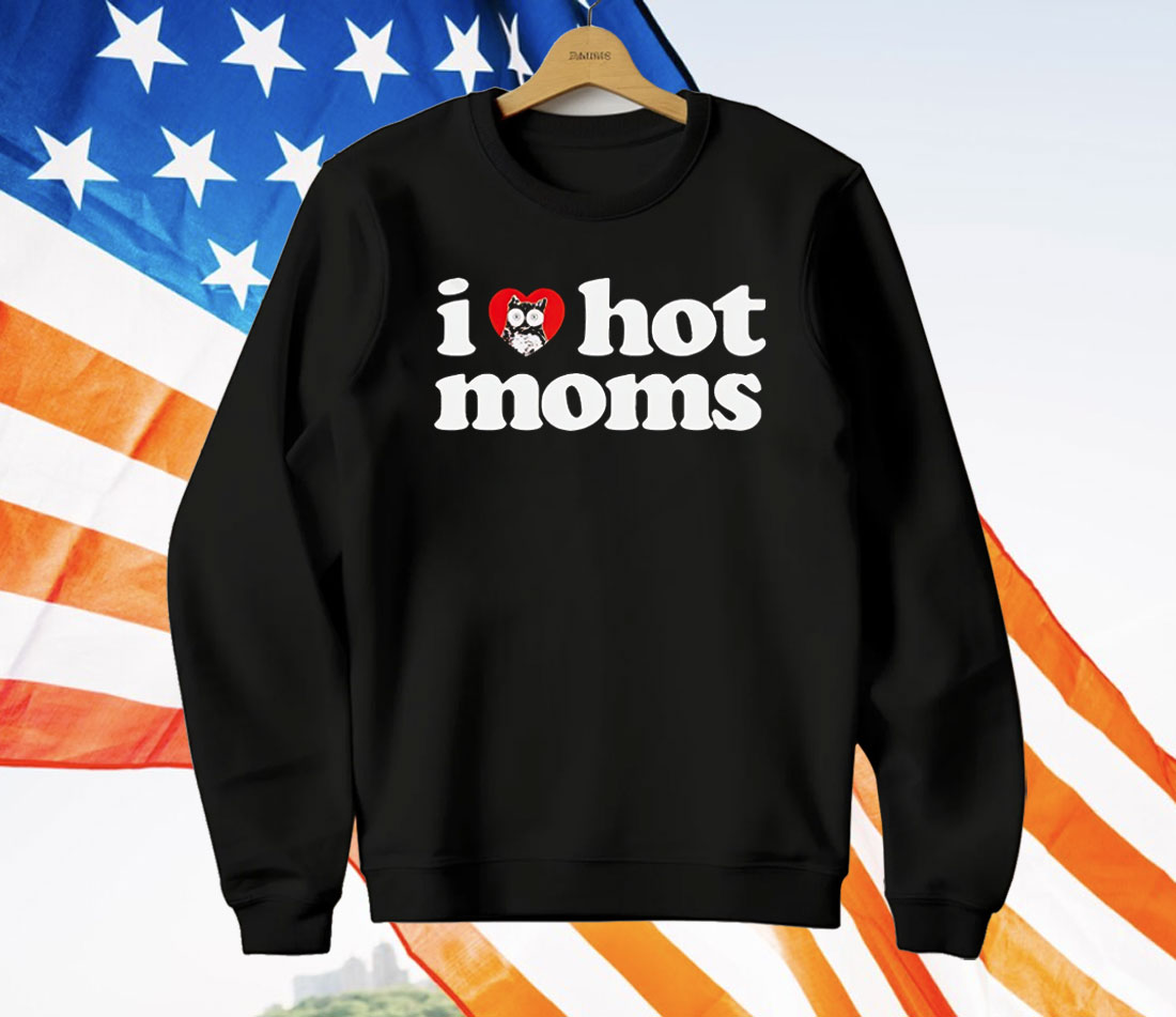 I love hot moms X Hooters T-Shirt